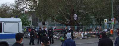 Camp am Oranienplatz am frühen Abend (am Tag des Abbruchs). Camp am Oranienplatz am frühen Abend (am Tag des Abbruchs).