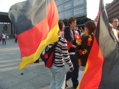 Fahnen schwenken und Deutschlaaand rufen am Potsdamer Platz Fahnen schwenken und Deutschlaaand rufen am Potsdamer Platz