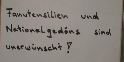 Schild an Hamburger Kneipe: Fanutensilien und Nationalgedöns sind unerwünscht! Schild an Hamburger Kneipe: Fanutensilien und Nationalgedöns sind unerwünscht!