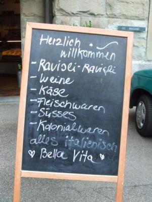 Vor einem italienischen Spezialit&auml;tengesch&auml;ft in Z&uuml;rich