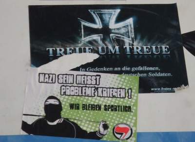 &Uuml;berklebter Nazi-Aufkleber auf Stra&szlig;enbahnschild