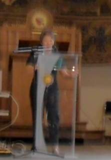 Referentin hat Schwierigkeiten über das Stehpult zu schauen. Referentin hat Schwierigkeiten über das Stehpult zu schauen.