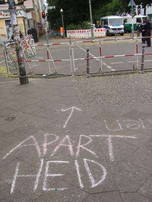 Grafiti an der Polizeiabsperrung an der Ohlauer Strasse Grafiti an der Polizeiabsperrung an der Ohlauer Strasse