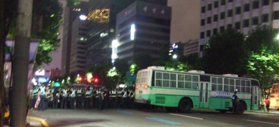 Riot police stellt sich auf um die t&auml;gliche Kerzendemonstration in Seoul zu stoppen.