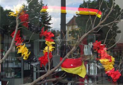 Schwarz rot gold dekoriertes Schaufenster Schwarz rot gold dekoriertes Schaufenster