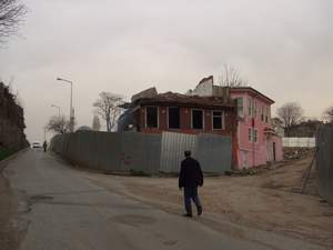 Trümmer in Istanbul, wo noch vor kurzem Roma gewohnt haben Trümmer in Istanbul, wo noch vor kurzem Roma gewohnt haben